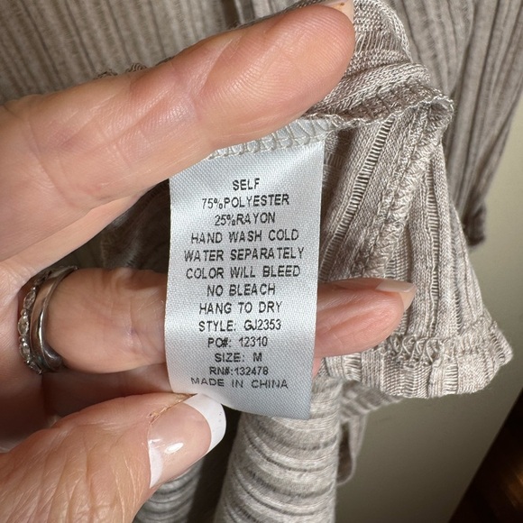 Glam cardigan light weight
- throw on with jeans front pockets size medium - Picture 7 of 8